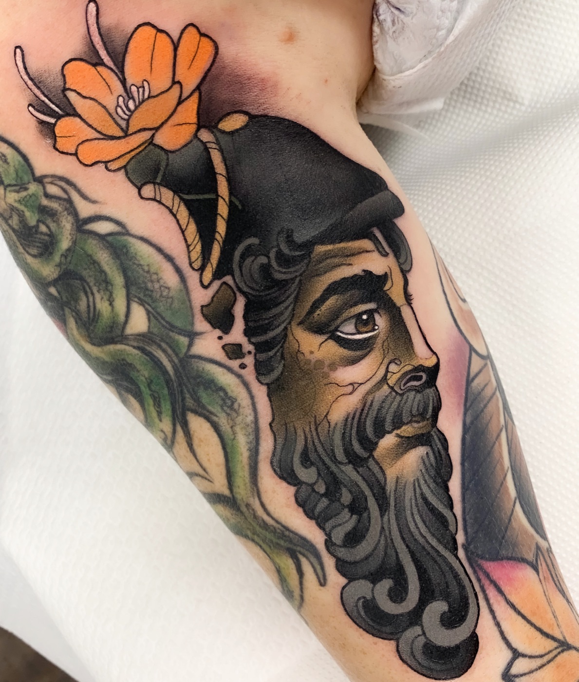 Neotraditional portret tattoo door Alex, Cobra Gold Tattoo Studio in Balen