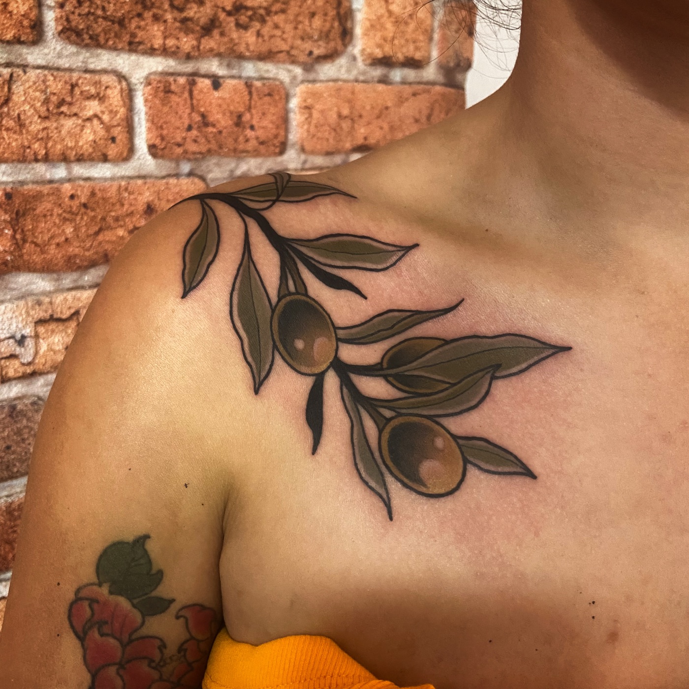 Fijne olijftak tattoo op de borst door Alex, Cobra Gold Tattoo Studio in Balen