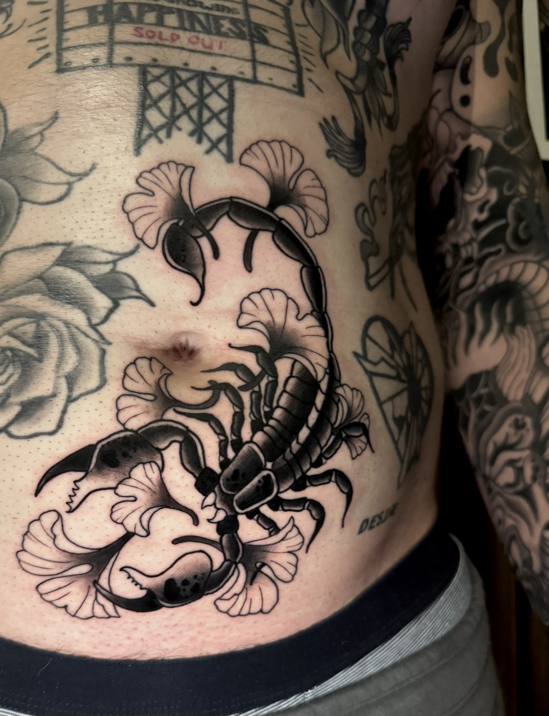 Neotraditional schorpioen tattoo op de ribben door Naomy K., Cobra Gold Tattoo Studio in Balen