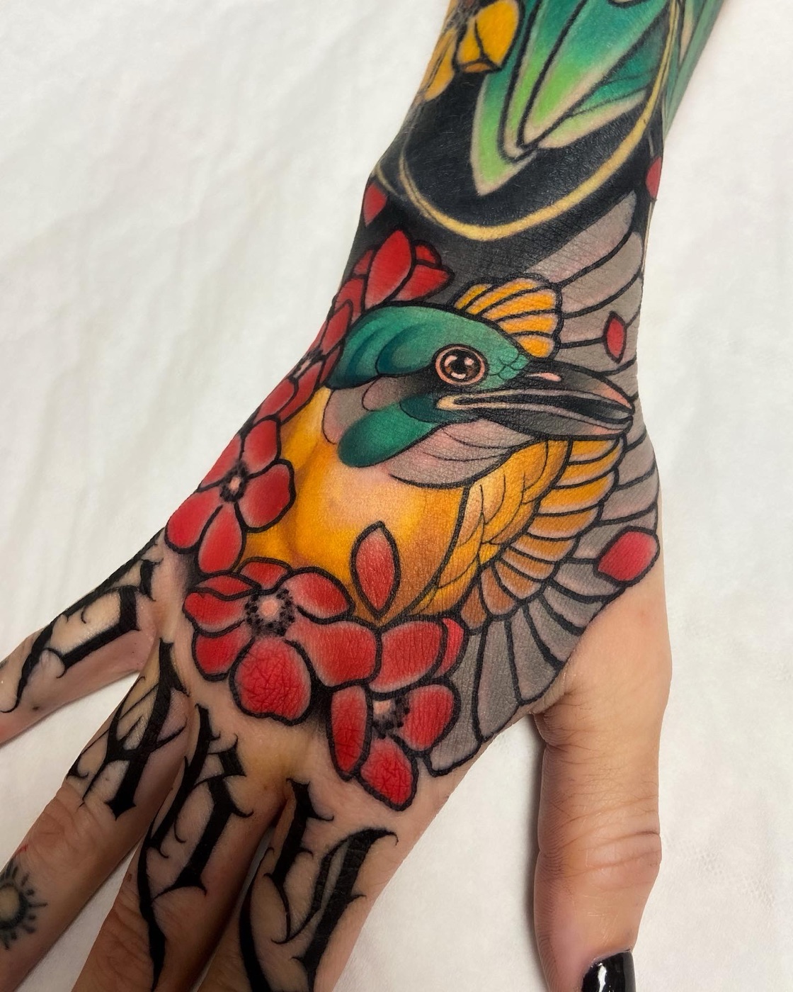 Neotraditional ijsvogel tattoo op de hand door Alex, Cobra Gold Tattoo Studio in Balen