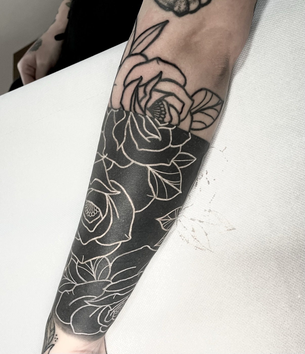 Genezend fijn lijnwerk met rozen op de onderarm door Naomy K., Cobra Gold Tattoo Studio in Balen