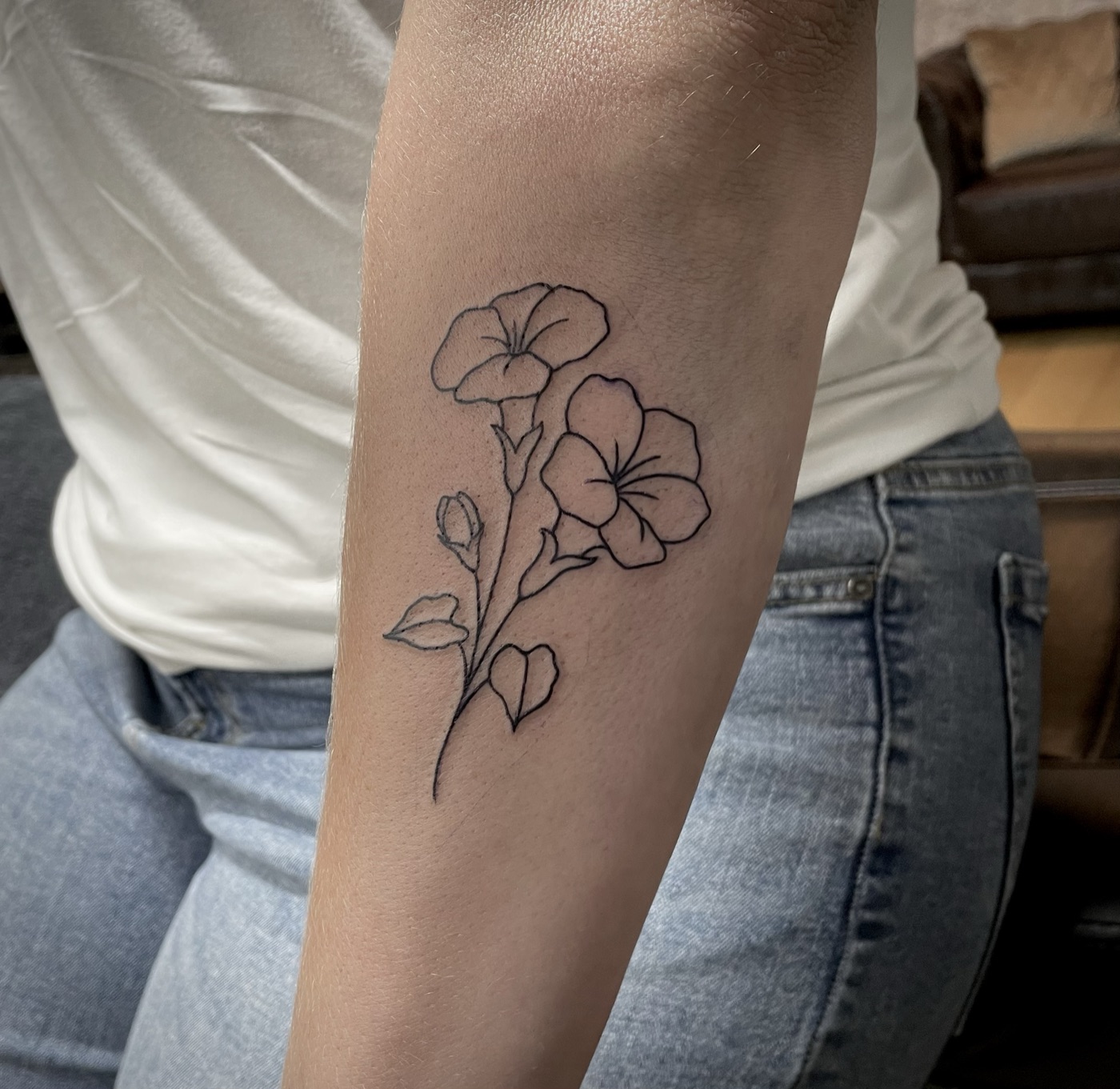 Fine Line bloementattoo door Naomy K., Cobra Gold Tattoo Studio in Balen