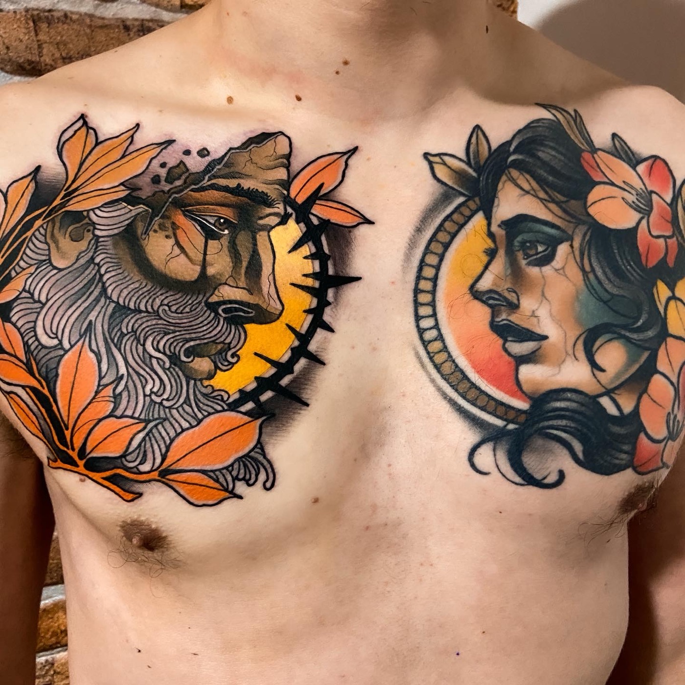 Neotraditional leeuw en vrouw borsttattoo door Alex, Cobra Gold Tattoo Studio in Balen
