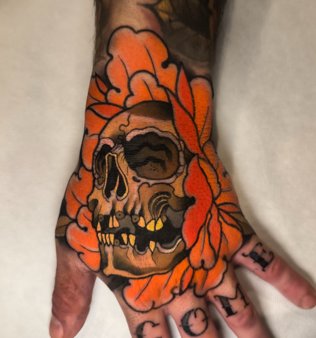 Neotraditional schedel met herfstbladeren tattoo door Alex, Cobra Gold Tattoo Studio in Balen