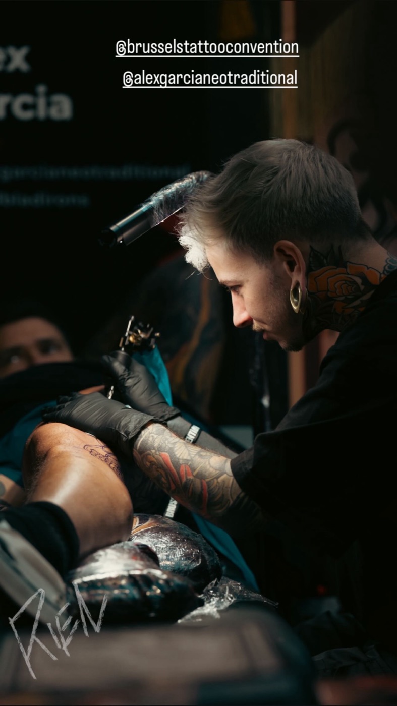 Tattoo artiest Alex aan het werk in Cobra Gold Tattoo Studio in Balen