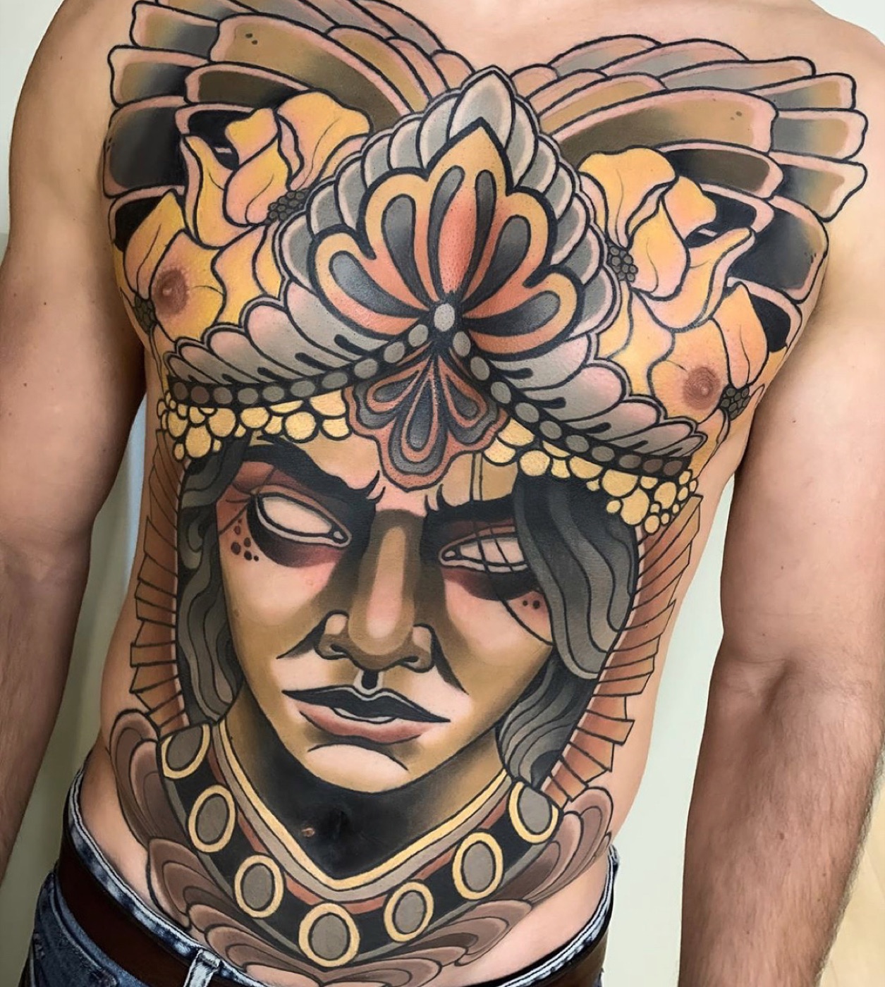 Neotraditional vrouwenportret met lotus tattoo door Alex, Cobra Gold Tattoo Studio in Balen