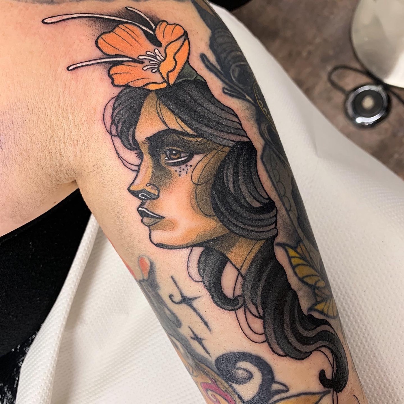 Neotraditional vrouwenportret tattoo door Alex, Cobra Gold Tattoo Studio in Balen