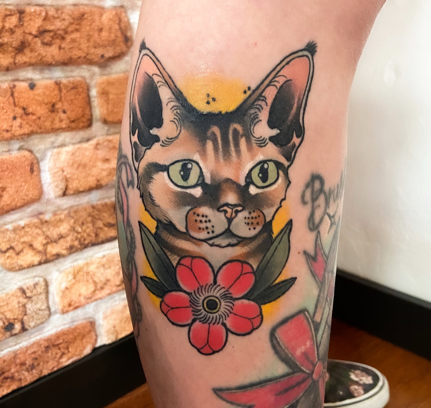 Neotraditional kat met bloem tattoo door Alex, Cobra Gold Tattoo Studio in Balen
