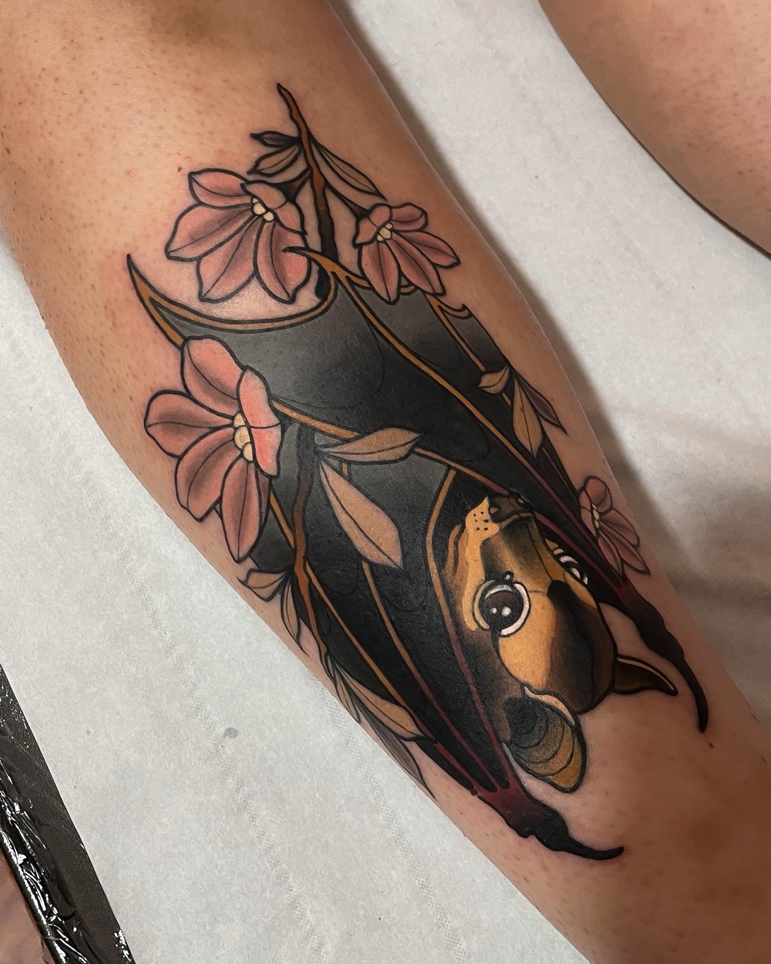 Neotraditional vrouw met vos tattoo door Naomy K., Cobra Gold Tattoo Studio in Balen