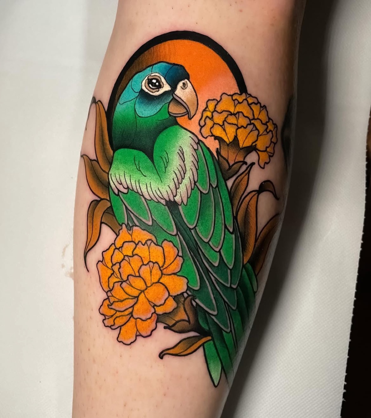 Neotraditional papegaai met goudsbloemen tattoo door Naomy K., Cobra Gold Tattoo Studio in Balen