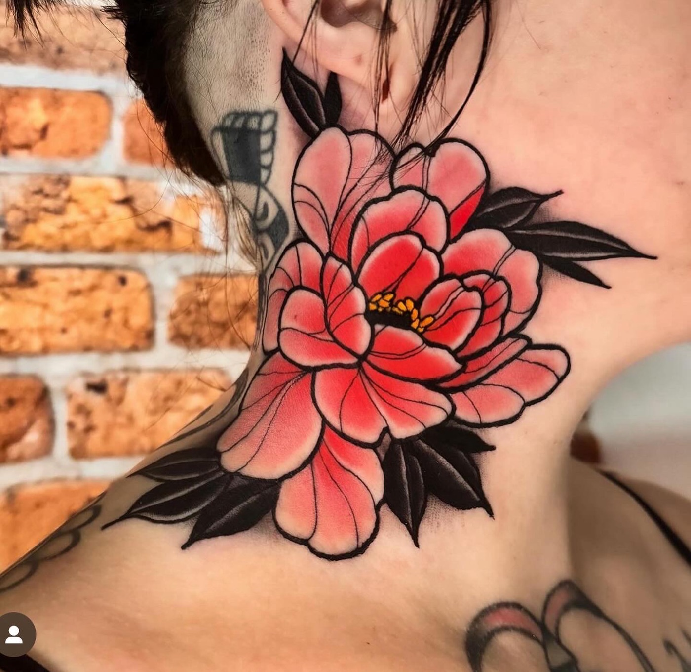 Neotraditional pioen tattoo door Alex, Cobra Gold Tattoo Studio in Balen