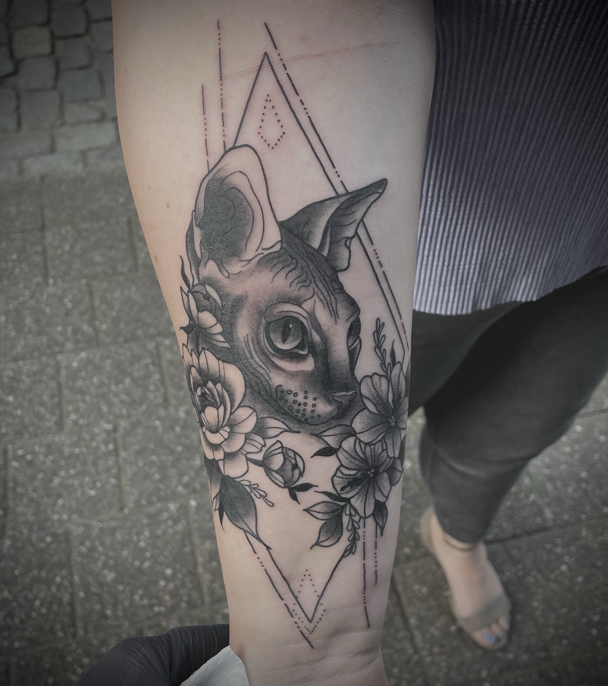 Fine Line kat met bloemen tattoo door Naomy K., Cobra Gold Tattoo Studio in Balen