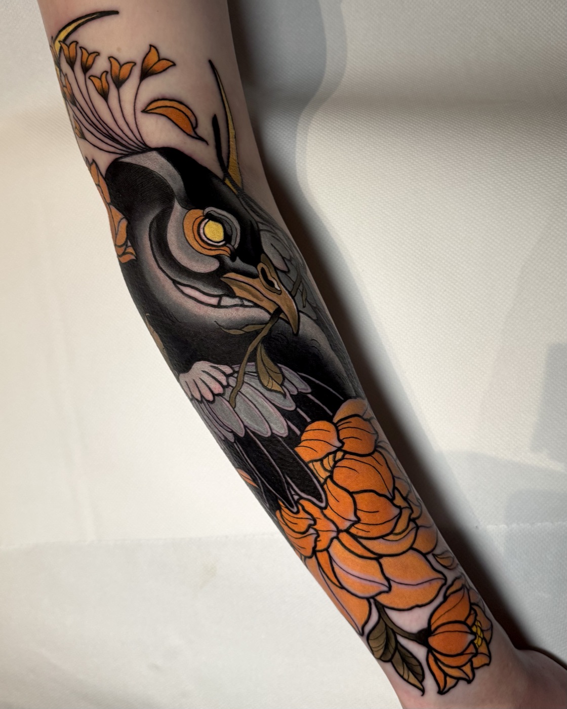 Neotraditional uil met pioen tattoo door Naomy K., Cobra Gold Tattoo Studio in Balen
