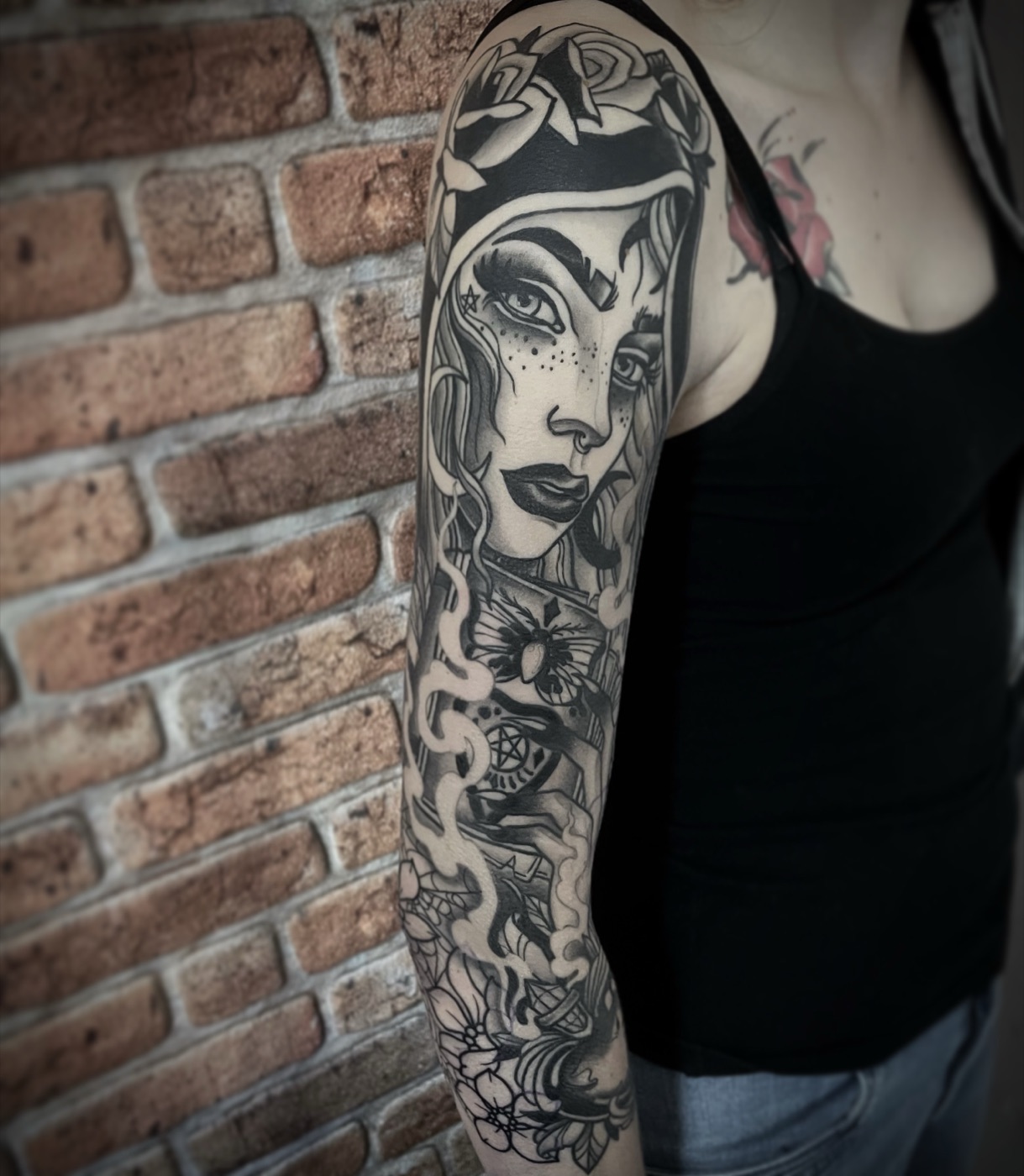 Neotraditional vrouwenportret sleeve door Naomy K., Cobra Gold Tattoo Studio in Balen