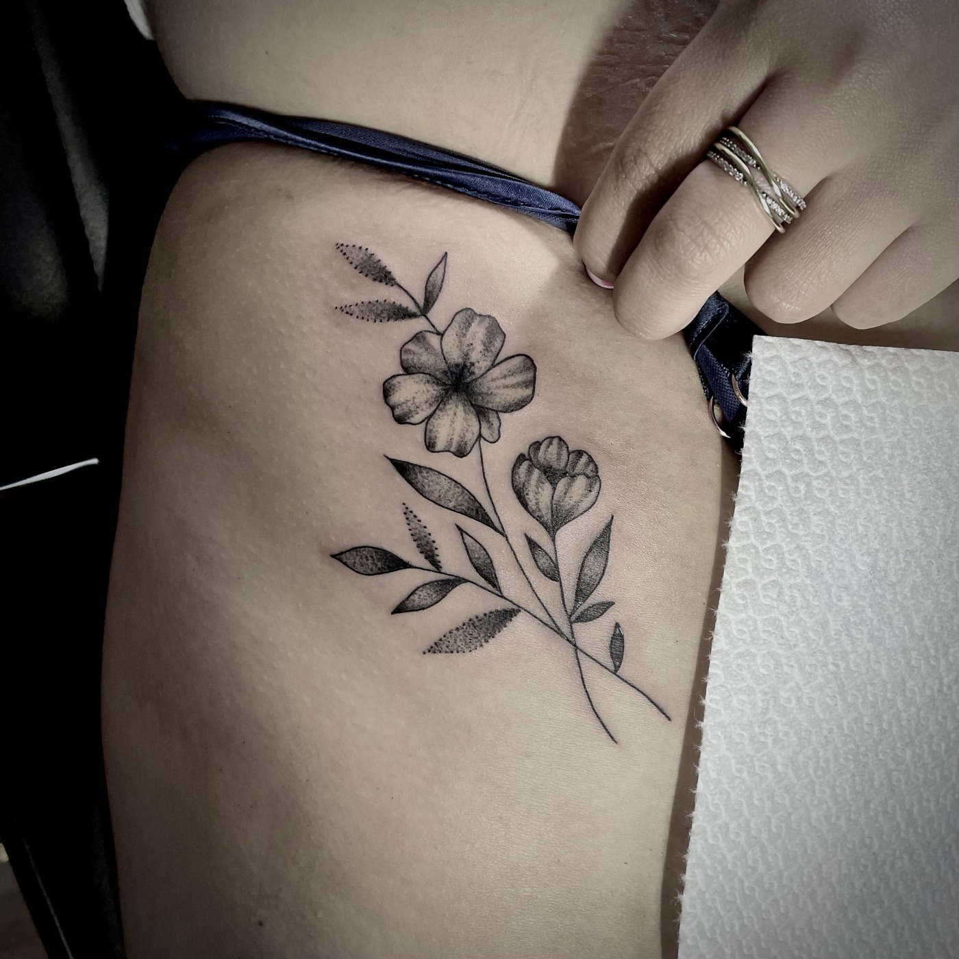 Fine Line klaproos tattoo door Naomy K., Cobra Gold Tattoo Studio in Balen