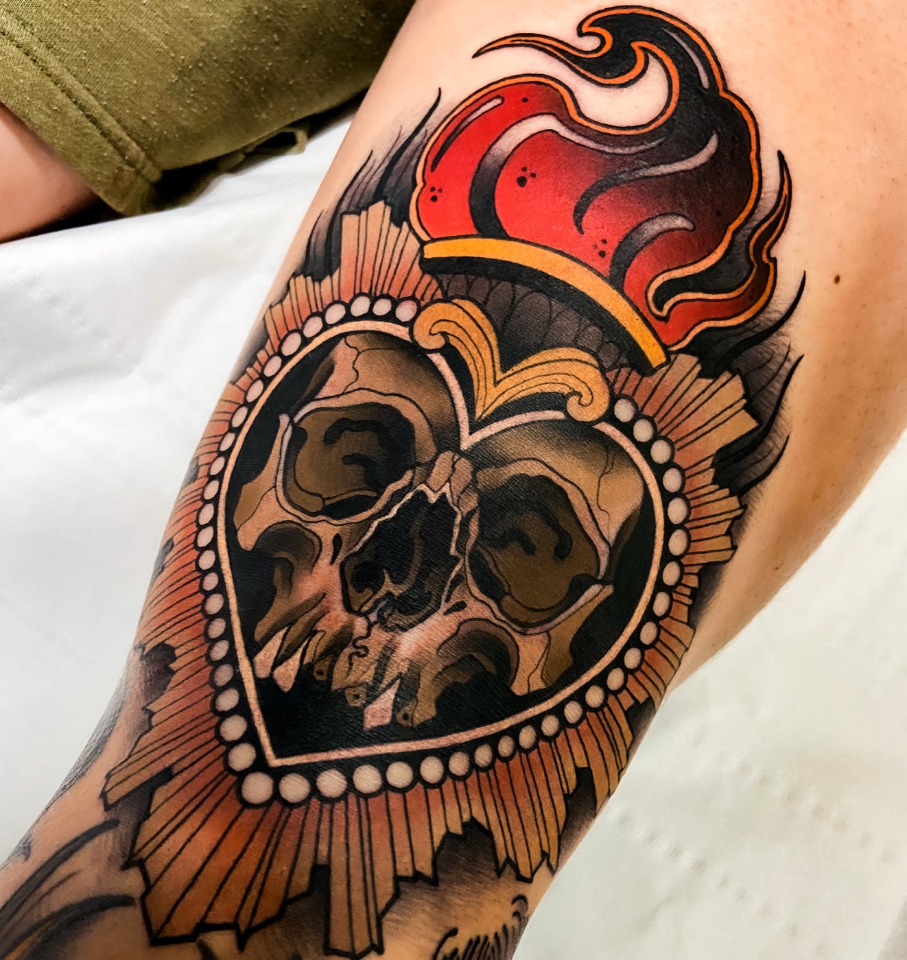 Neotraditional schedel in hart tattoo door Alex, Cobra Gold Tattoo Studio in Balen