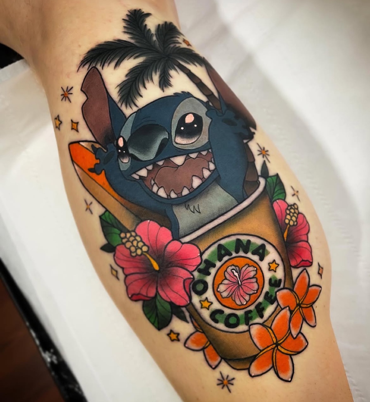 Kleurrijke Stitch tattoo door Naomy K., Cobra Gold Tattoo Studio in Balen