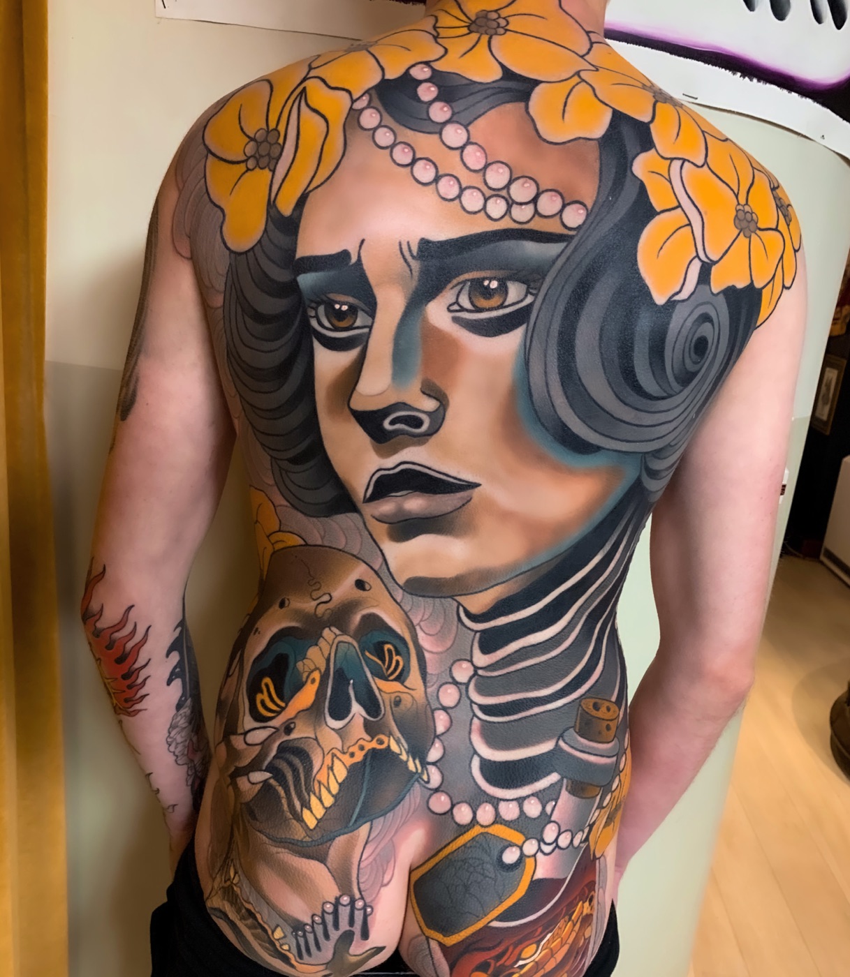Neotraditional vrouwenportret met parels tattoo door Alex, Cobra Gold Tattoo Studio in Balen