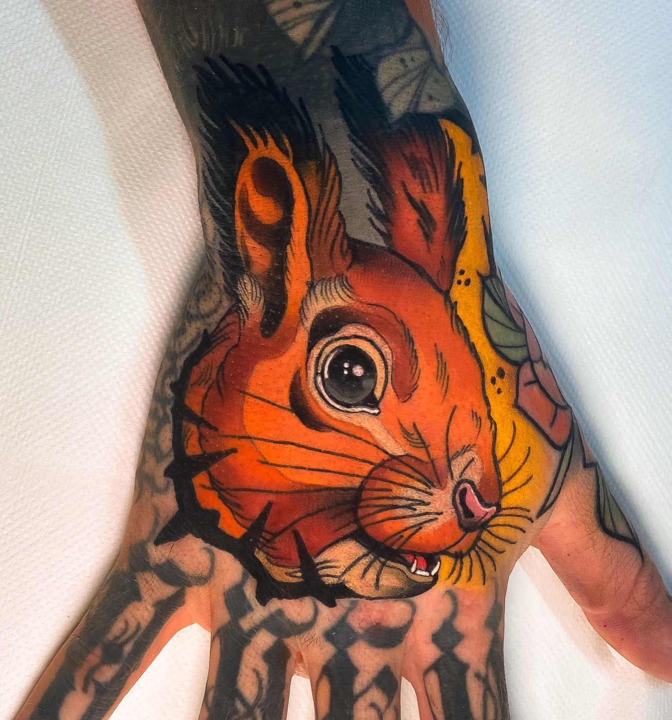 Neotraditional eekhoorn tattoo door Alex, Cobra Gold Tattoo Studio in Balen