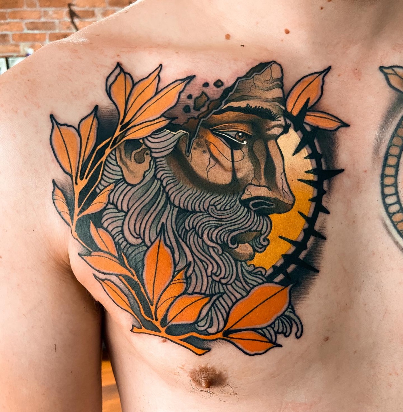 Neotraditional borsttattoo met schedel en bloemen door Alex, Cobra Gold Tattoo Studio in Balen