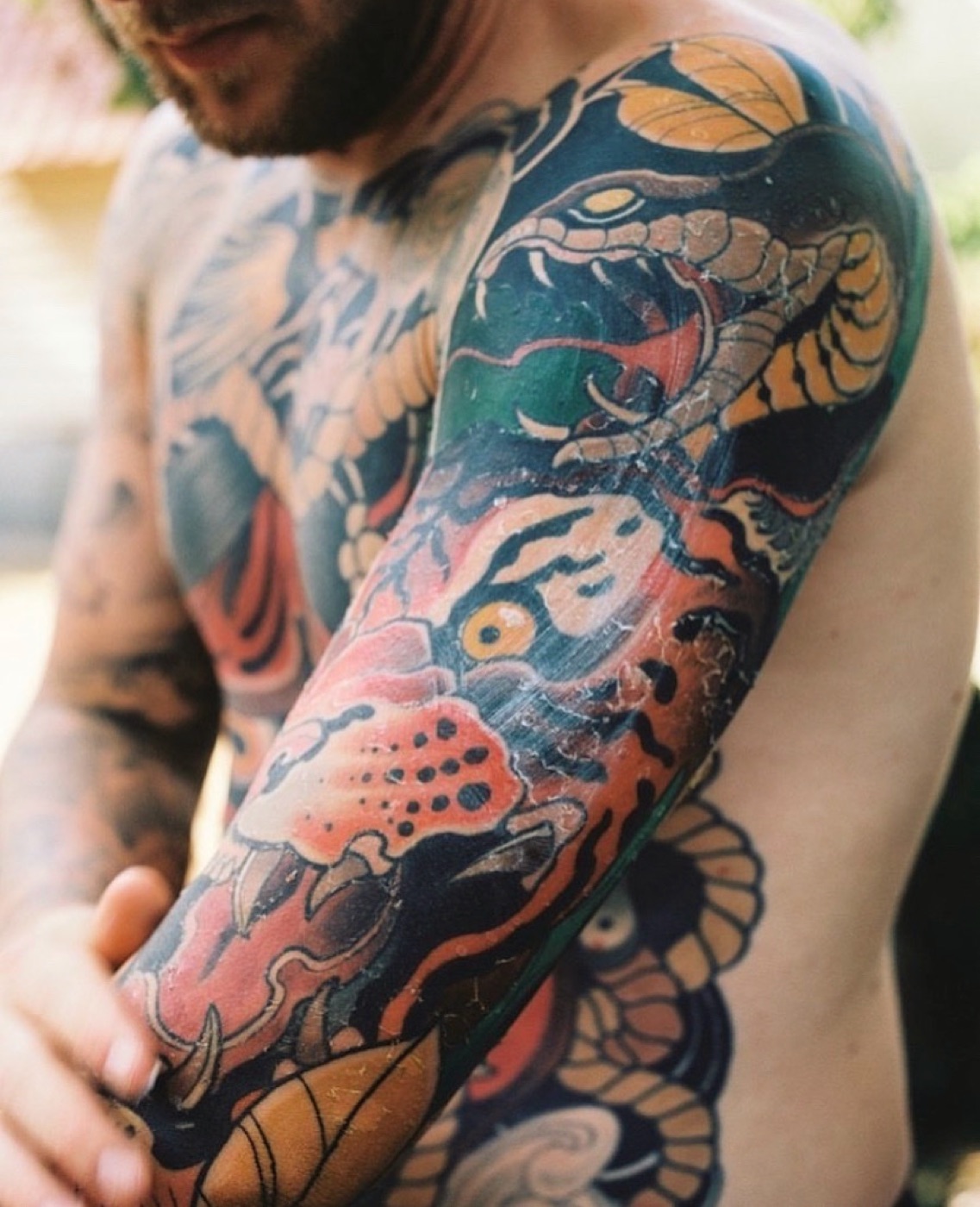 Verse Japanese sleeve tattoo met nazorgzalf door Alex, Cobra Gold Tattoo Studio in Balen