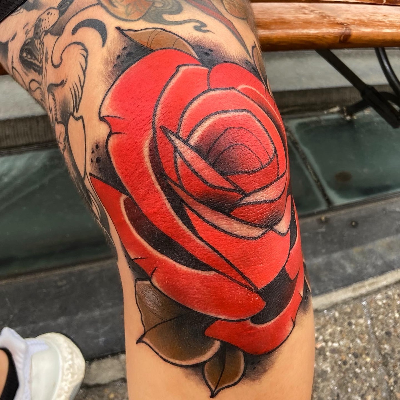 Neotraditional rode roos tattoo door Alex, Cobra Gold Tattoo Studio in Balen