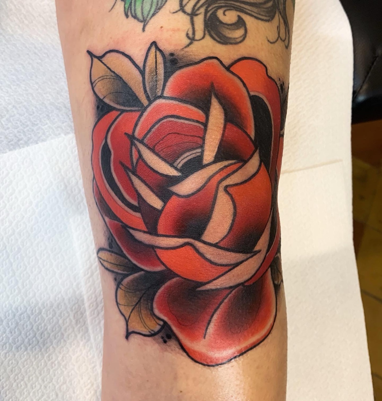 Traditionele rode roos tattoo door Alex, Cobra Gold Tattoo Studio in Balen