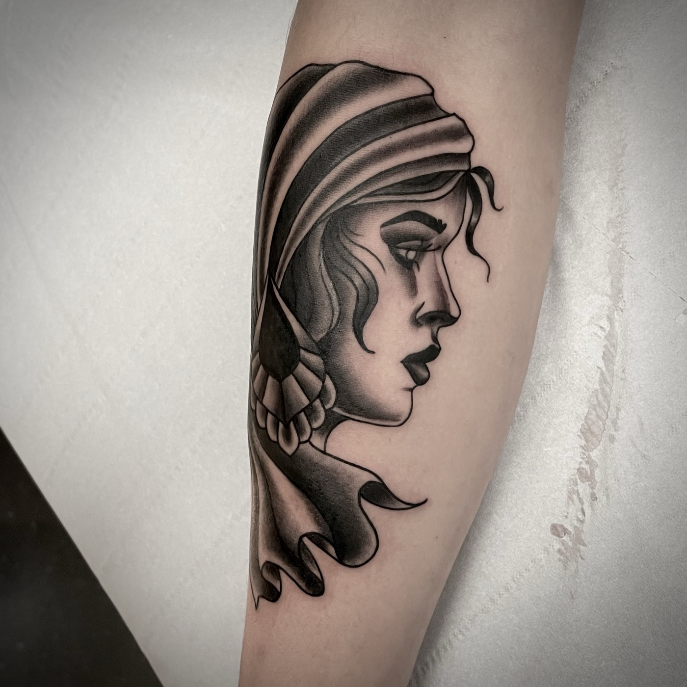 Neotraditional vrouwenportret tattoo door Naomy K., Cobra Gold Tattoo Studio in Balen