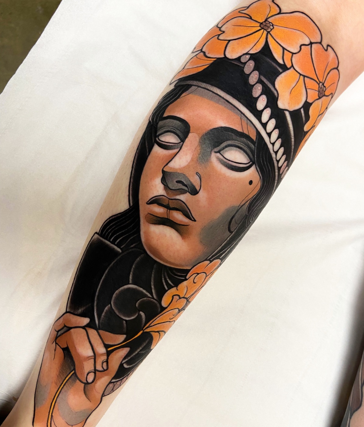 Neotraditional vrouwenportret tattoo door Alex, Cobra Gold Tattoo Studio in Balen